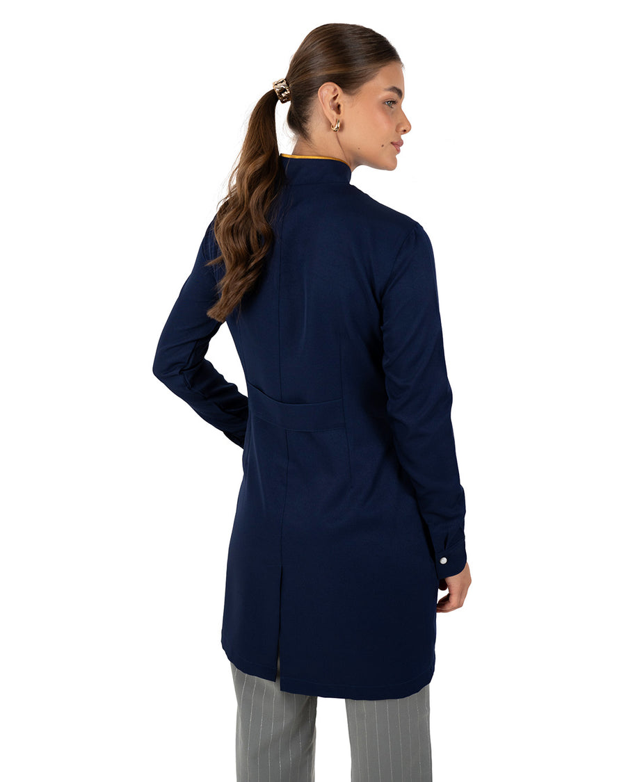 Jaleco feminino Slim Charm Color azul marinho visto de costas, com martingale na cintura e gola de viés dourado