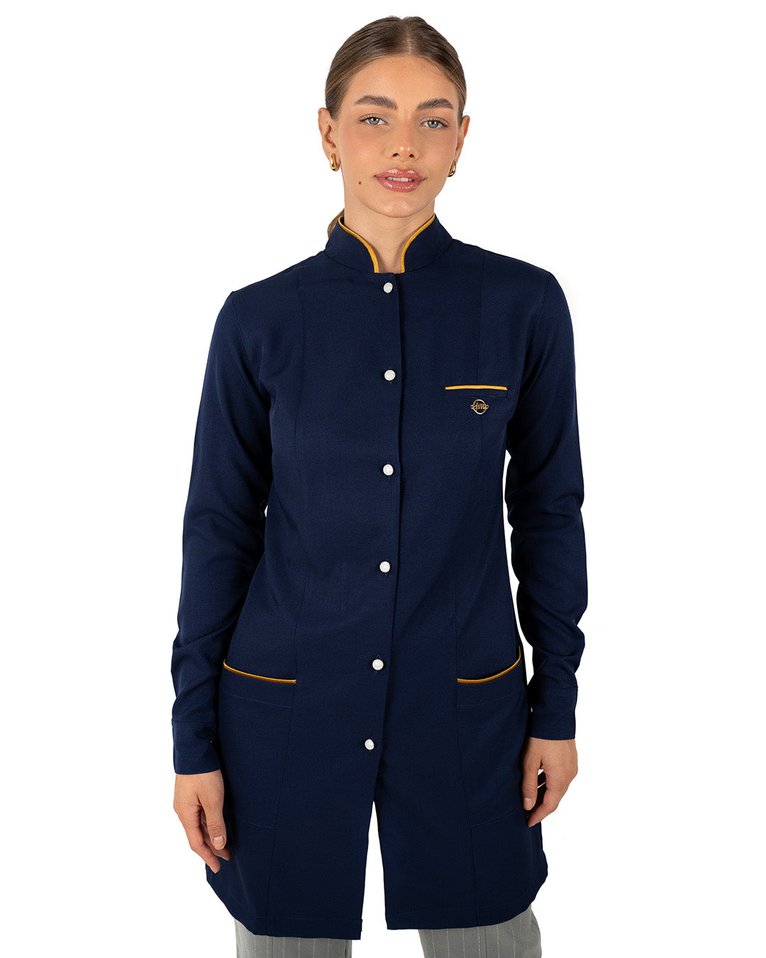Jaleco feminino Slim Charm Color azul marinho de frente, mostrando gola padre, botões e bolsos com viés dourado — foto 4