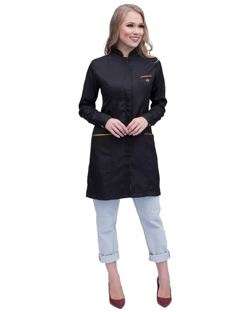 Jaleco feminino Slim Premium preto com viés dourado de corpo inteiro em modelo, comprimento acima do joelho