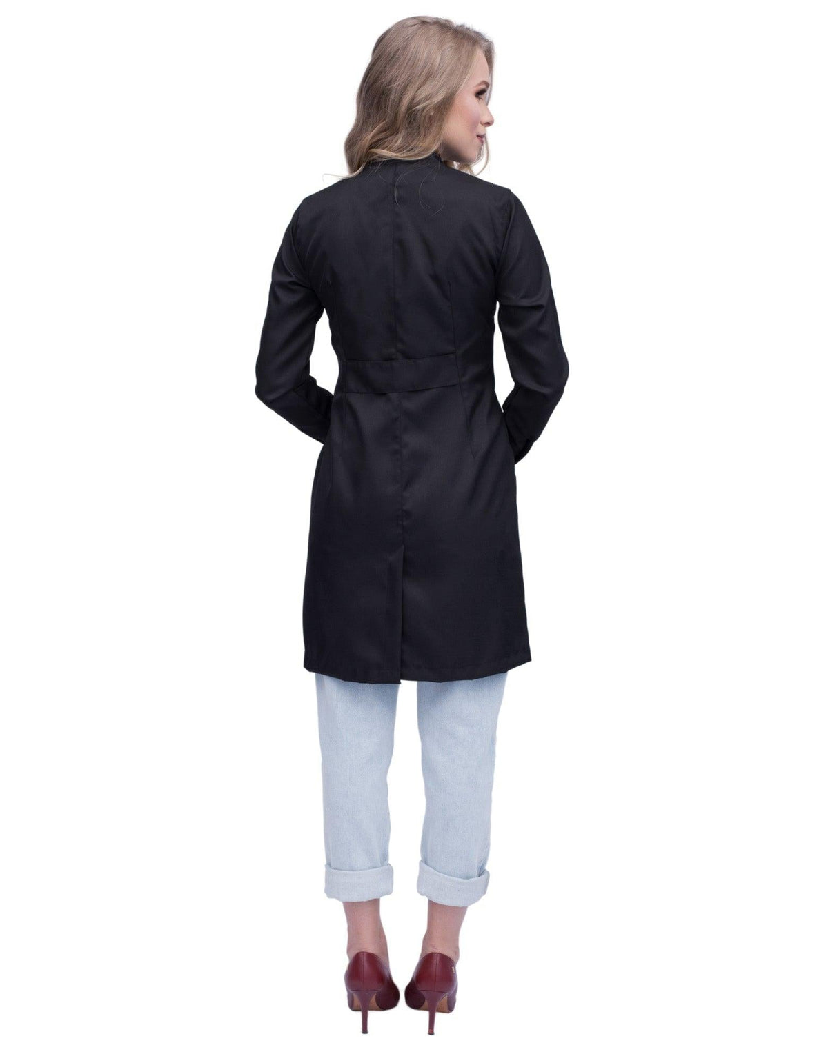 Jaleco feminino Slim Premium preto com viés dourado visto de costas em modelo, corpo inteiro com recorte na cintura — foto 4