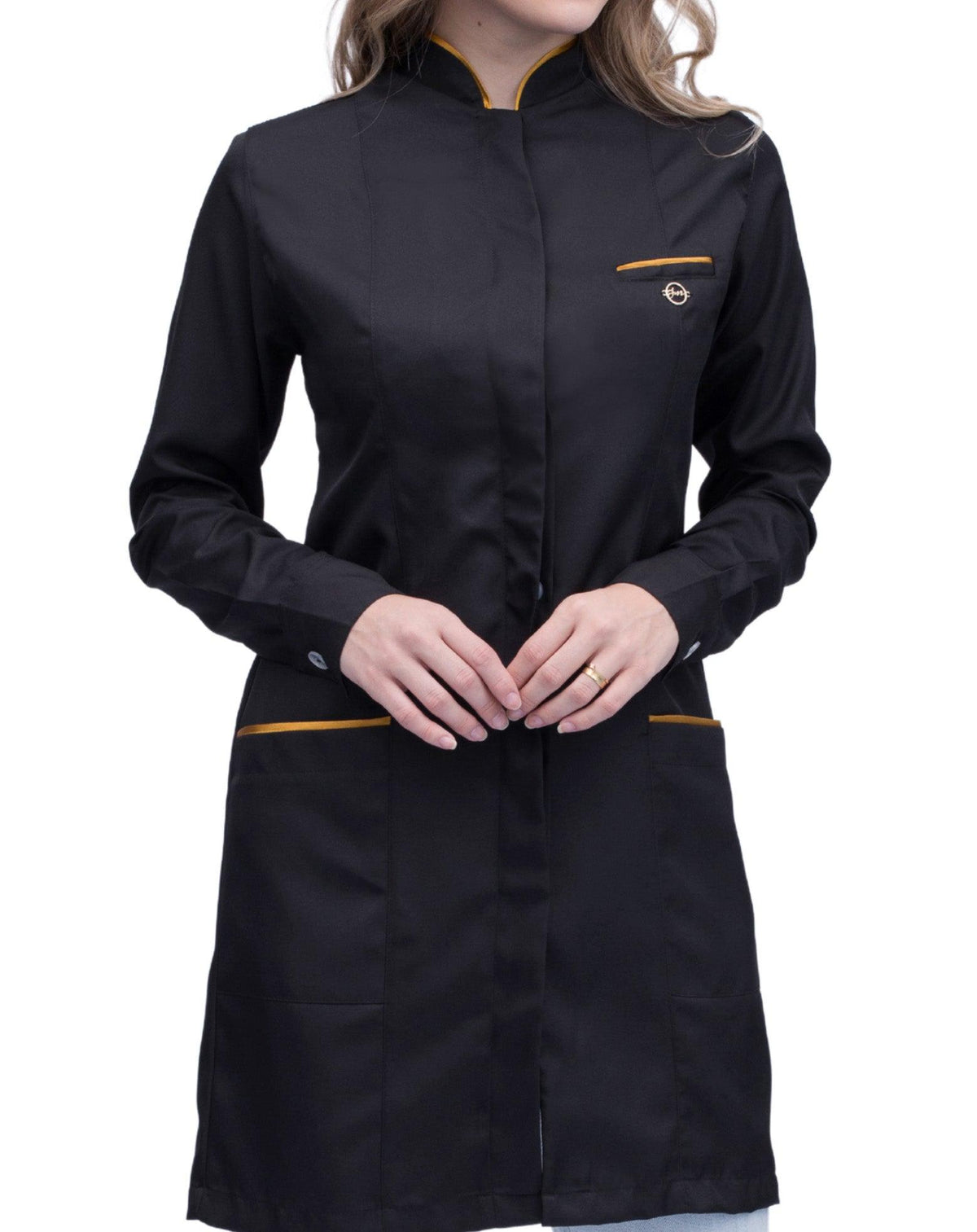 Jaleco feminino Slim Premium preto em close frontal, detalhe da gola padre com viés dourado e pin decorativo — foto 3