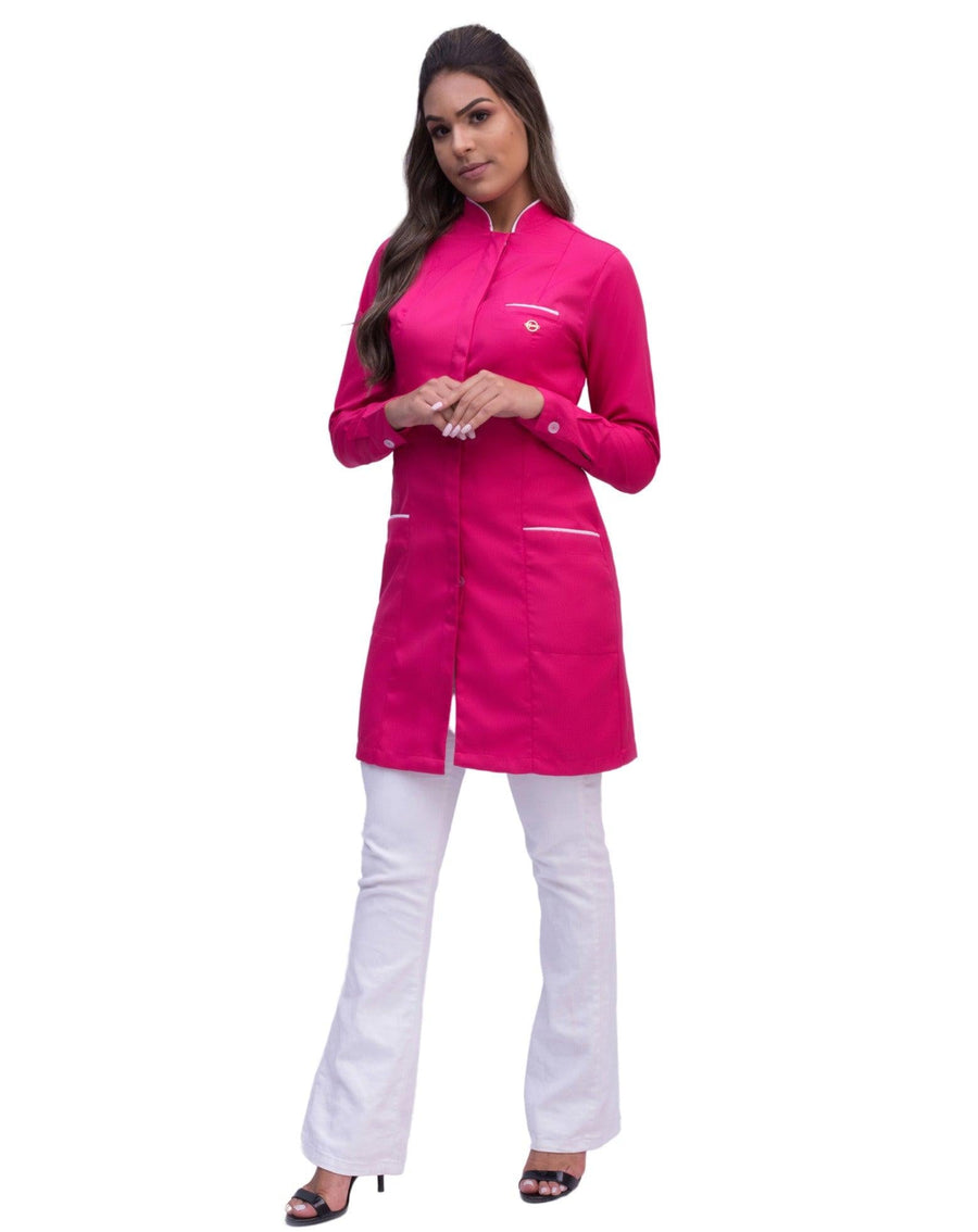 Jaleco feminino Slim Premium rosa pink com viés branco de corpo inteiro em modelo, bolsos com friso branco