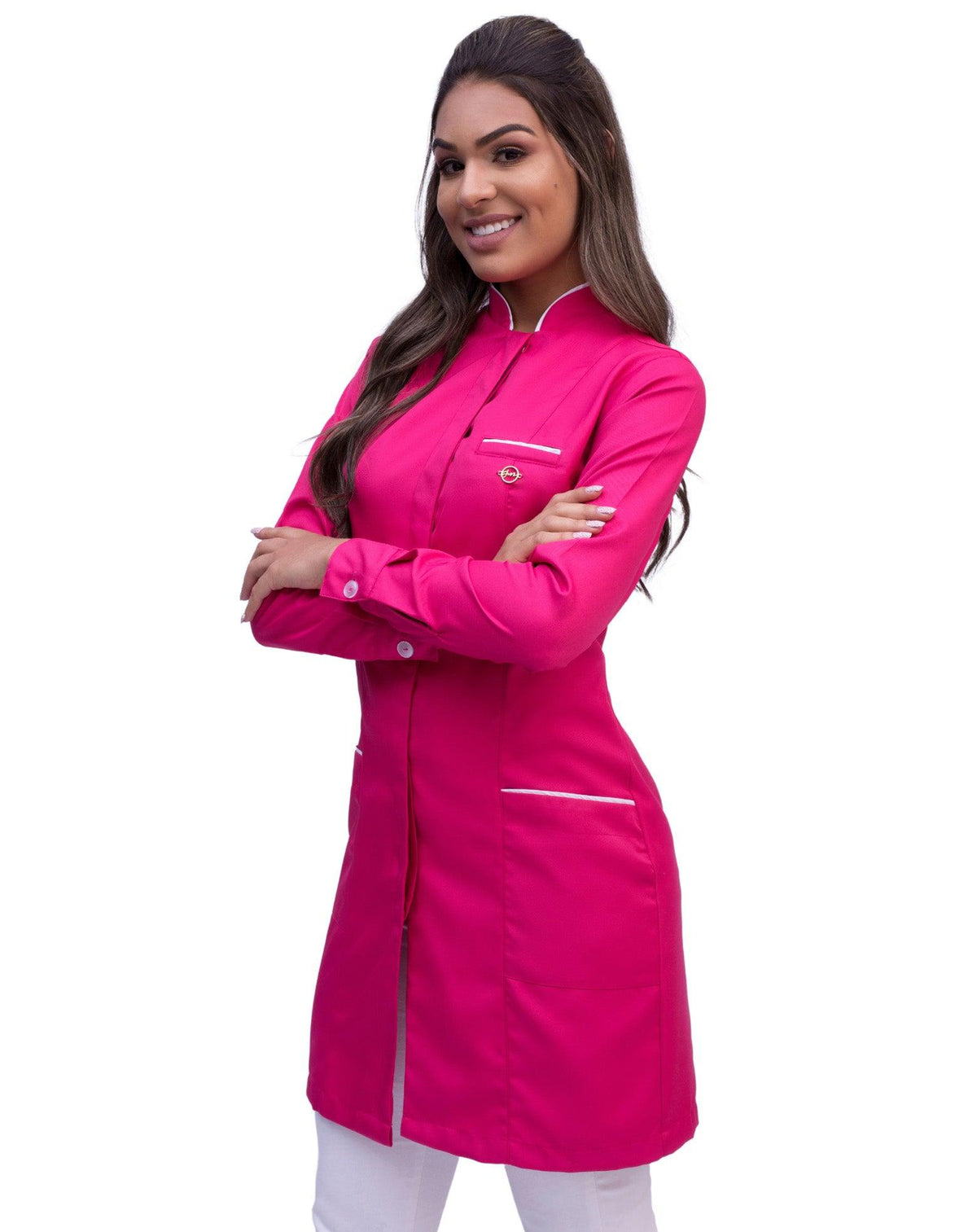 Jaleco feminino Slim Premium rosa pink com viés branco em vista lateral, modelo de braços cruzados e gola padre