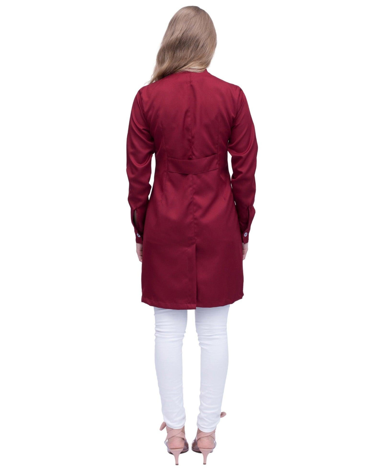 Jaleco feminino Slim Premium vinho bordô visto de costas em modelo, martingale na cintura e punhos com botões — foto 4