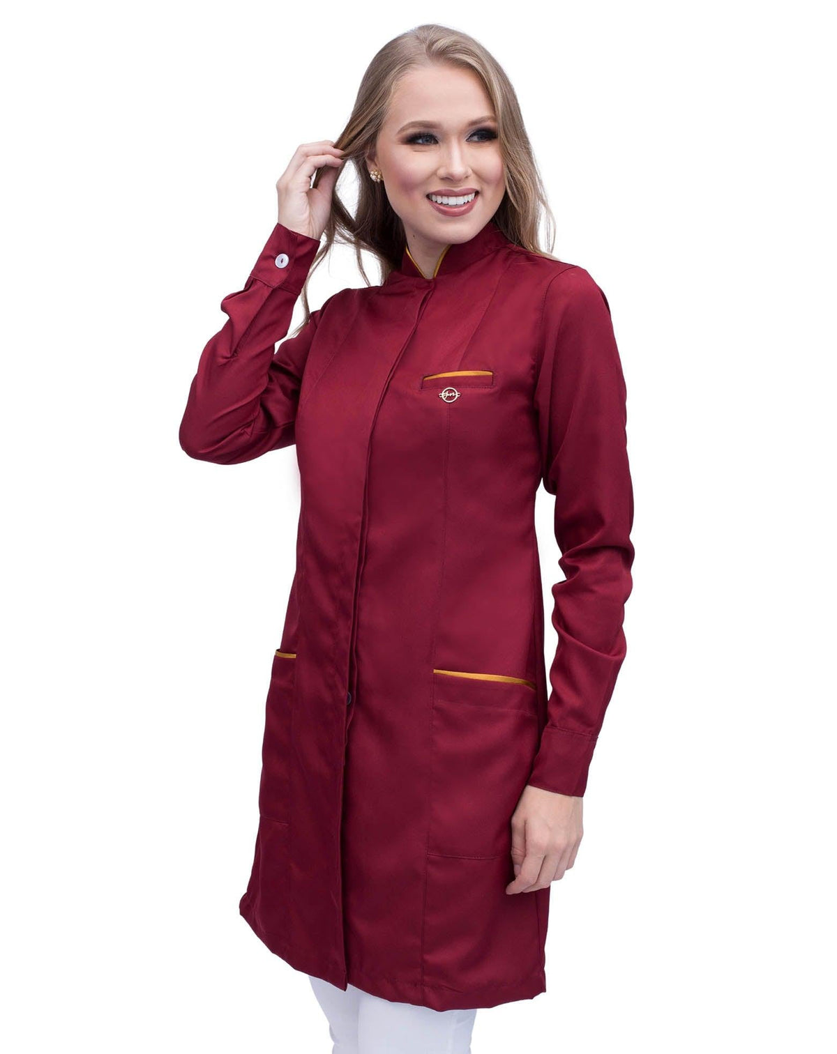 Jaleco feminino Slim Premium vinho bordô em vista lateral, gola padre com viés dourado e bolsos frontais com friso — foto 3