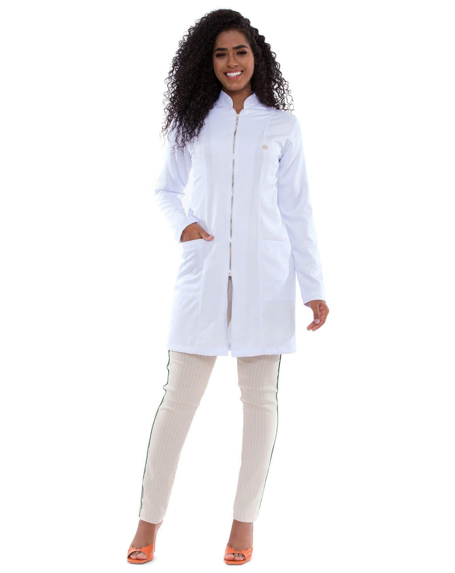 Jaleco feminino Smooth branco com zíper de corpo inteiro em modelo, comprimento acima do joelho e caimento leve