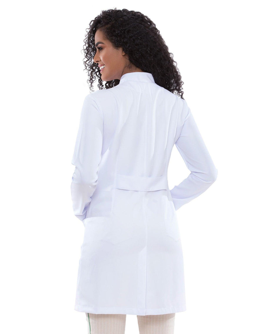 Jaleco feminino Smooth branco visto de costas em modelo, martingale na cintura e mangas longas com caimento fluido