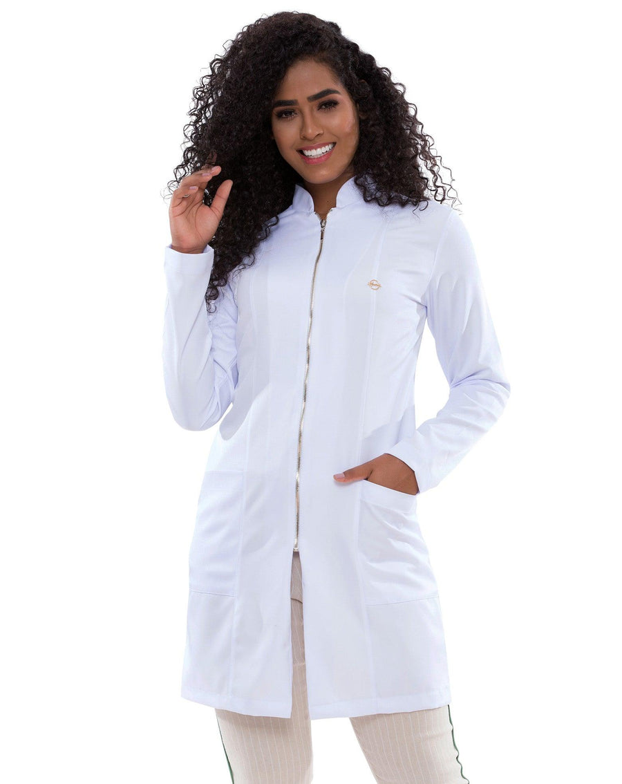 Jaleco feminino Smooth branco com zíper prateado, vista frontal em modelo, gola padre e bolsos frontais espaçosos