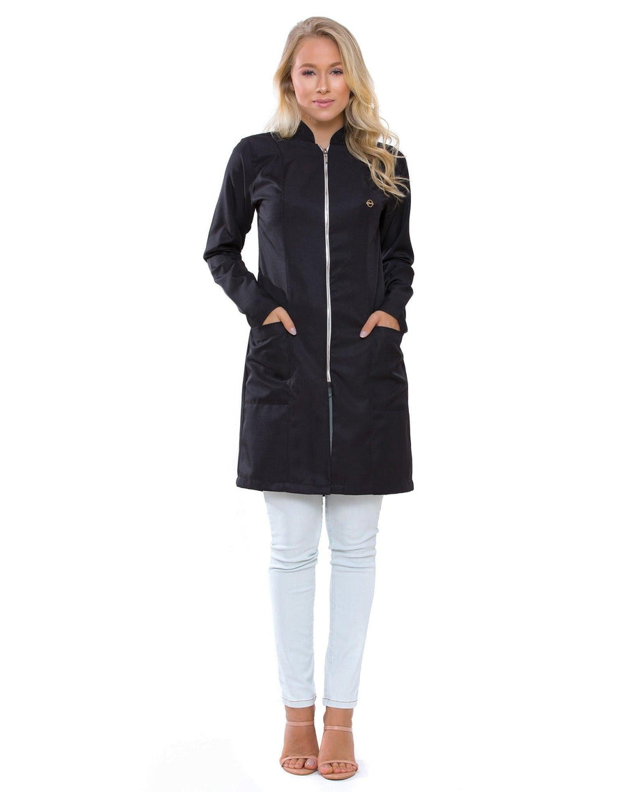 Jaleco feminino Smooth preto com zíper de corpo inteiro em modelo, gola padre e comprimento acima do joelho