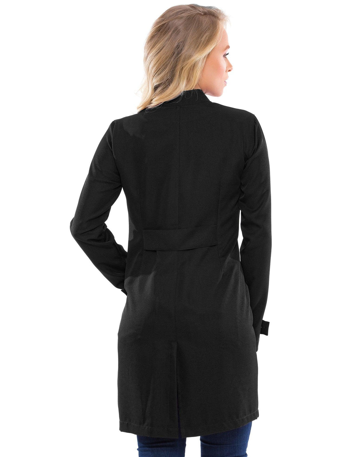 Jaleco feminino Smooth preto visto de costas em modelo, martingale na cintura e mangas longas ajustadas — foto 5