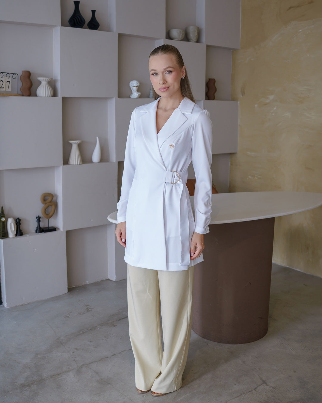 Jaleco feminino Sofia branco de corpo inteiro em ambiente clean, gola de blazer e fivela lateral na cintura — foto 5