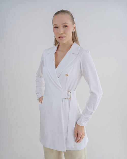 Jaleco feminino Sofia branco, vista frontal em modelo, gola de blazer transpassada e fivela dourada na cintura