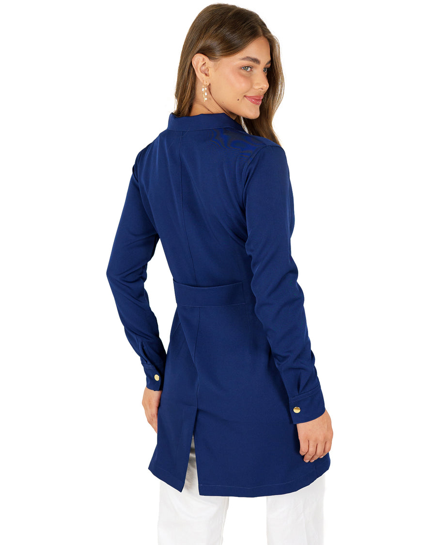 Jaleco feminino Valentine azul marinho visto de costas em modelo, martingale na cintura e fenda na barra traseira