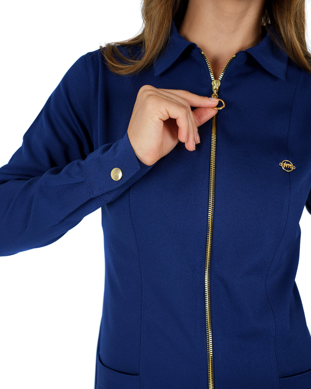 Jaleco feminino Valentine azul marinho em close, detalhe do zíper dourado e botão dourado no punho da manga — foto 4