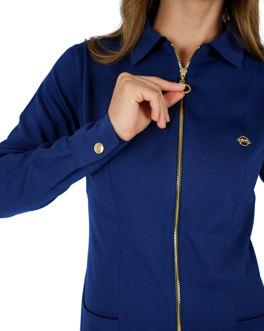 Jaleco feminino Valentine azul marinho em close, detalhe do zíper dourado e botão dourado no punho da manga