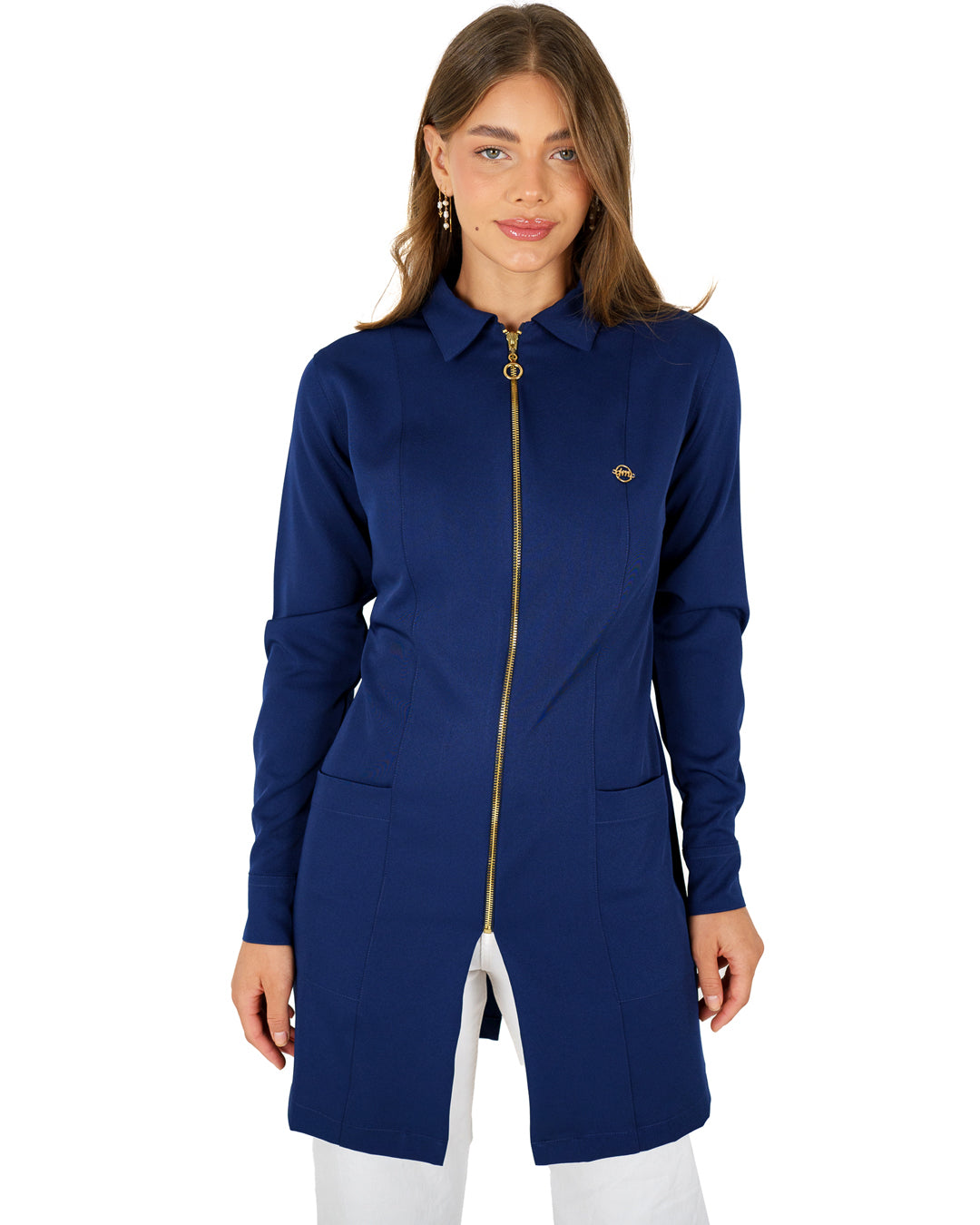Jaleco feminino Valentine azul marinho em meio corpo frontal, gola esporte, pin dourado no peito e zíper dourado — foto 5