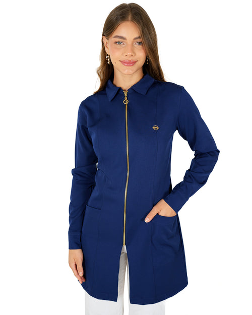Jaleco feminino Valentine azul marinho com zíper dourado, vista frontal em modelo, gola esporte e bolsos frontais