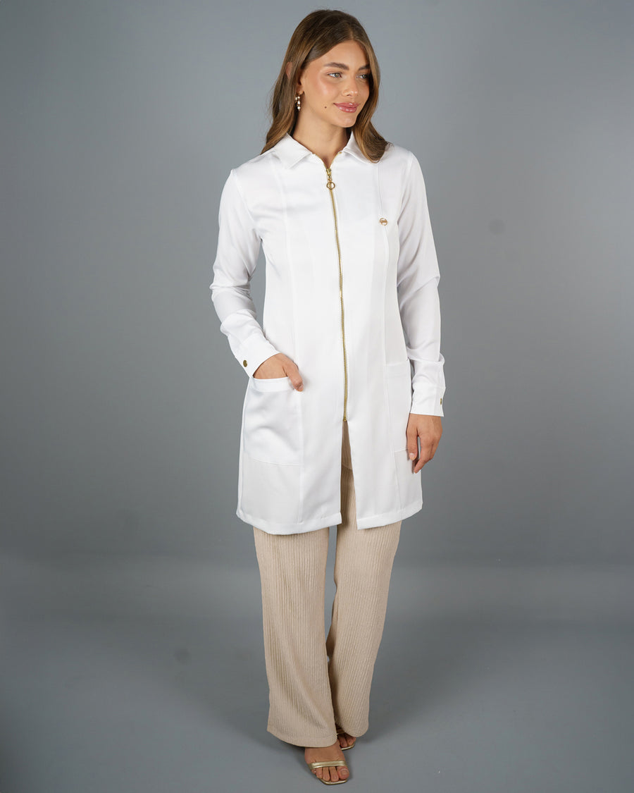 Jaleco feminino Valentine branco de corpo inteiro em modelo, mão no bolso e comprimento acima do joelho