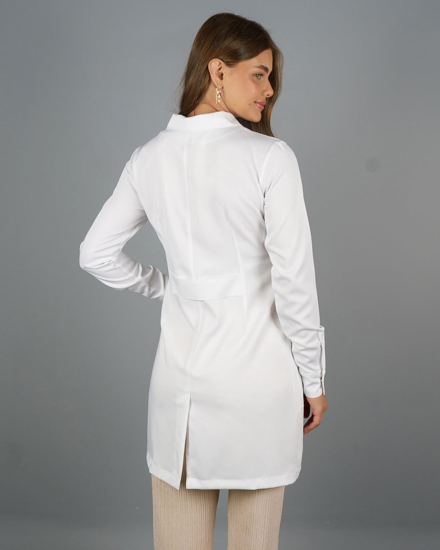 Jaleco feminino Valentine branco visto de costas em modelo, martingale na cintura e fenda na barra traseira