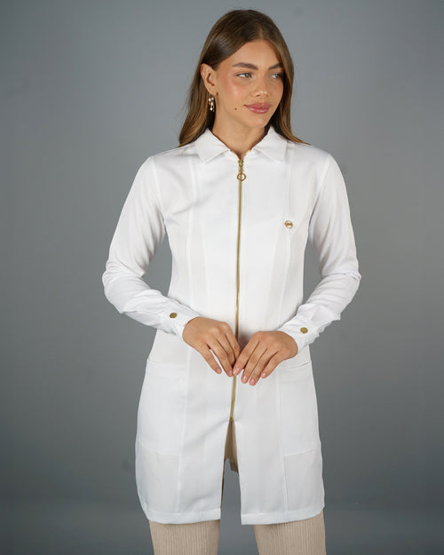 Jaleco feminino Valentine branco em meio corpo frontal, zíper dourado e botões dourados nos punhos das mangas