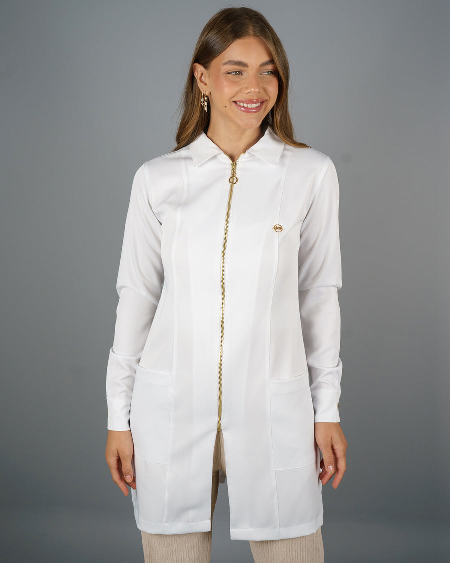 Jaleco feminino Valentine branco em vista frontal de meio corpo, gola esporte, zíper dourado e bolsos amplos