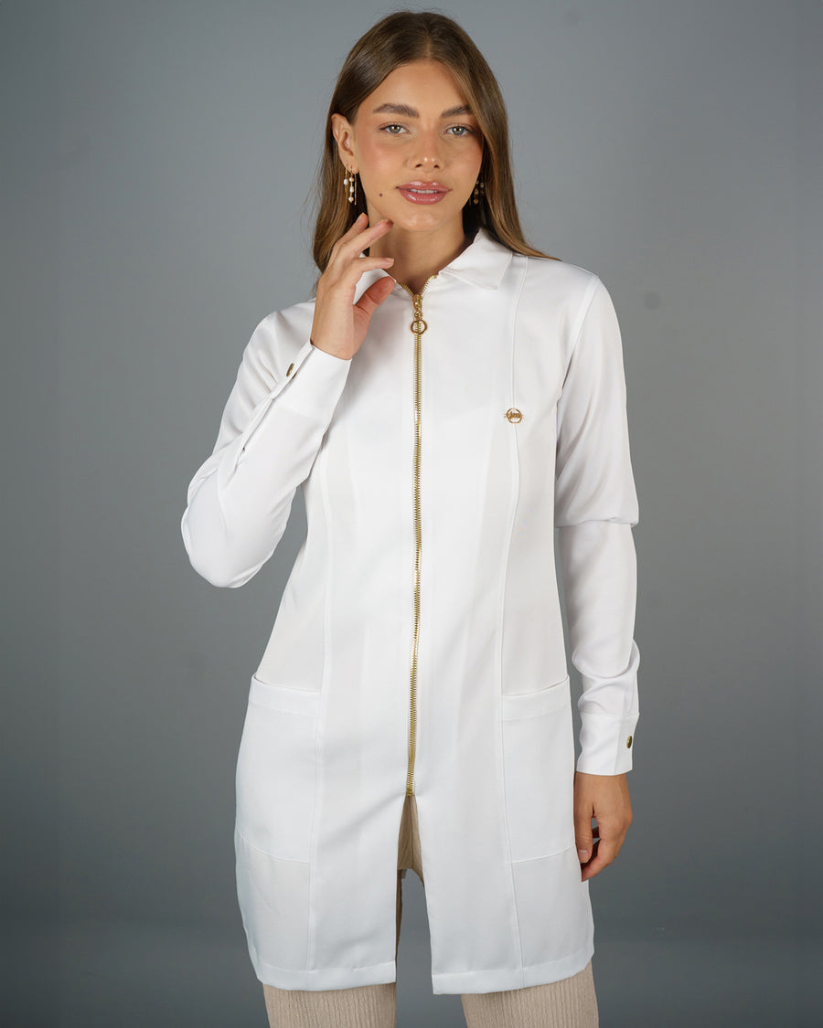 Jaleco feminino Valentine branco em meio corpo frontal, cursor de argola dourado no zíper e pin no peito