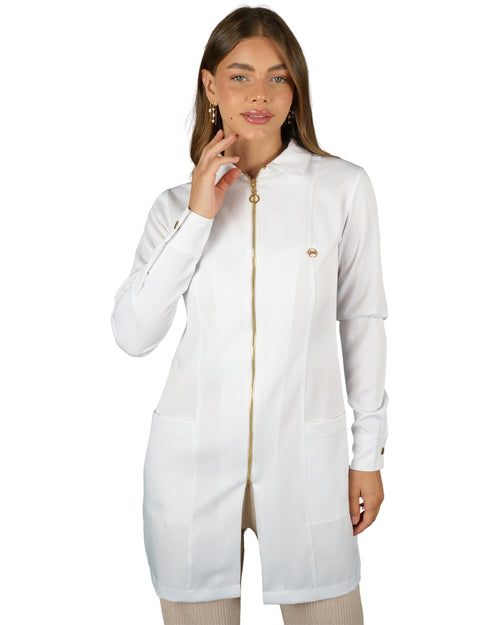 Jaleco feminino Valentine branco com zíper dourado, vista frontal em modelo, gola esporte e cursor em argola