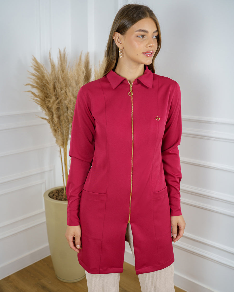 Jaleco feminino Valentine cereja de frente, corte acinturado com zíper dourado e bolsos frontais
