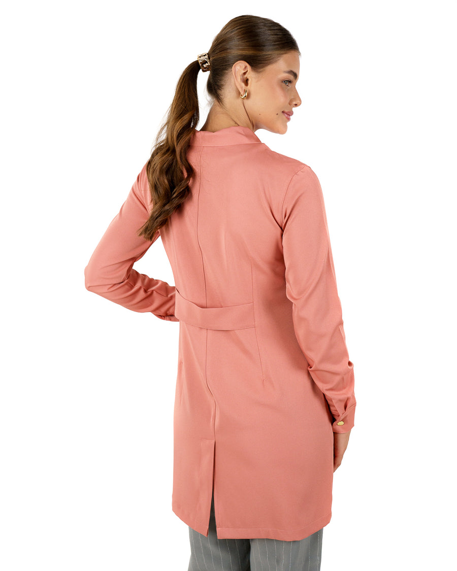 Jaleco feminino Valentine rosé visto de costas, com faixa na cintura e fenda na barra traseira