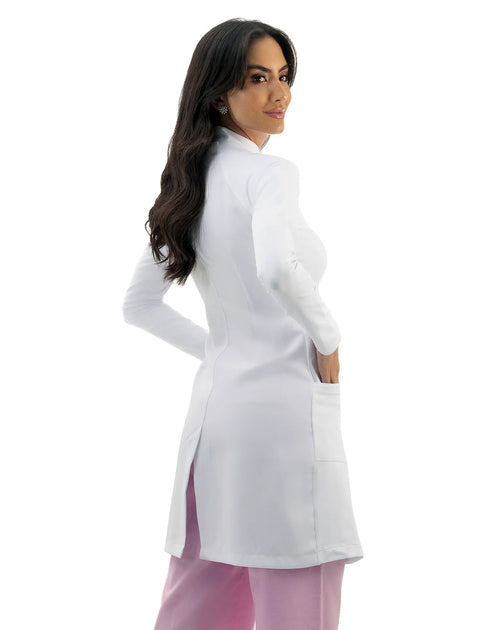 Jaleco feminino Vicky branco visto de costas, mostrando o caimento acinturado, bolso lateral e fenda na barra