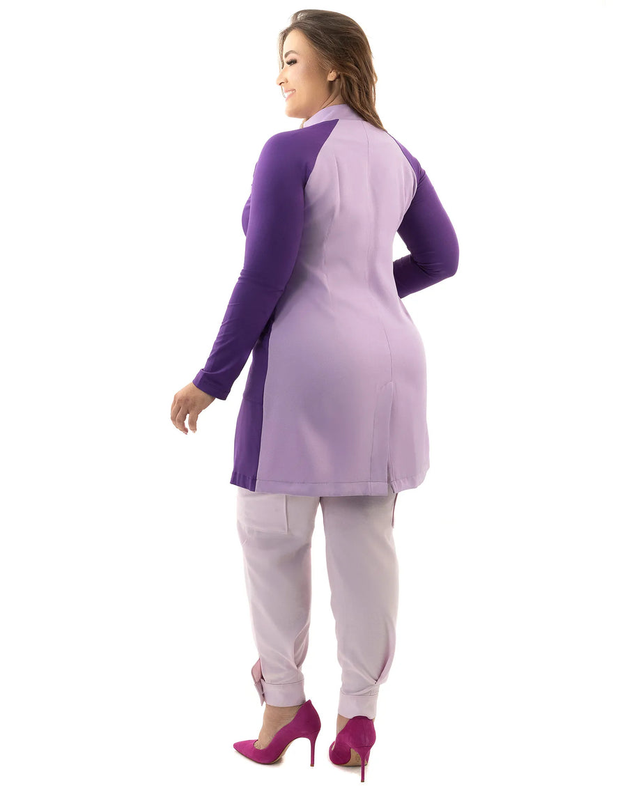 Jaleco feminino Vicky lavanda com roxo visto de costas em modelo plus size, mangas roxas e fenda na barra