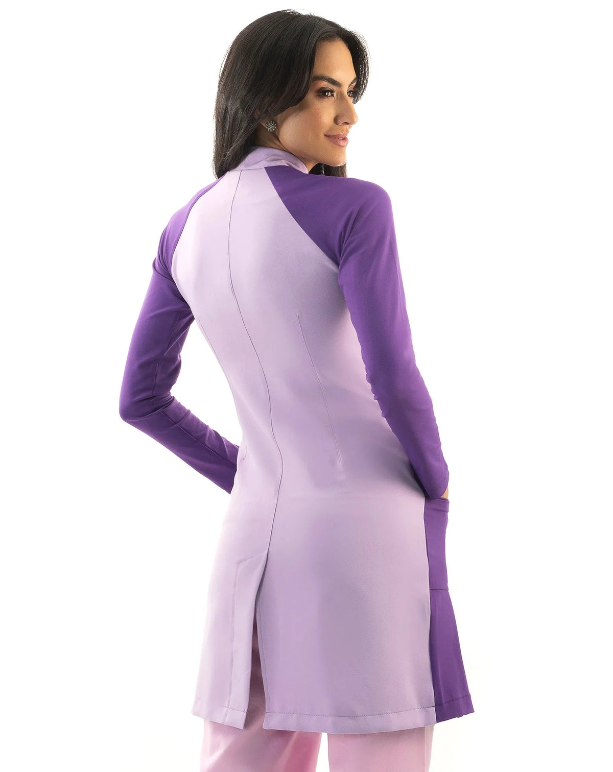 Jaleco feminino Vicky lavanda com roxo visto de costas, mangas roxas, bolso lateral e fenda na barra — foto 4