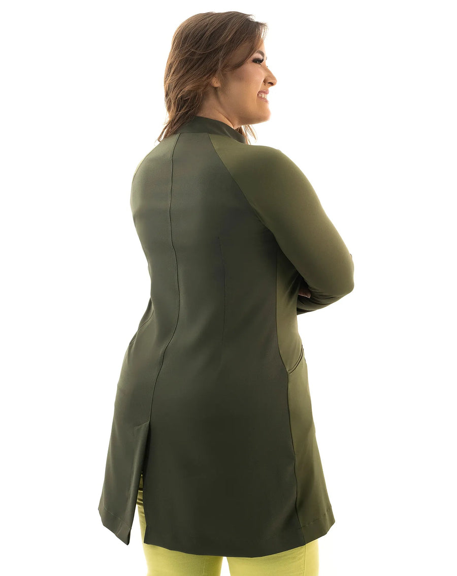 Jaleco feminino Vicky verde militar visto de costas em modelo plus size, mostrando o caimento e a fenda na barra