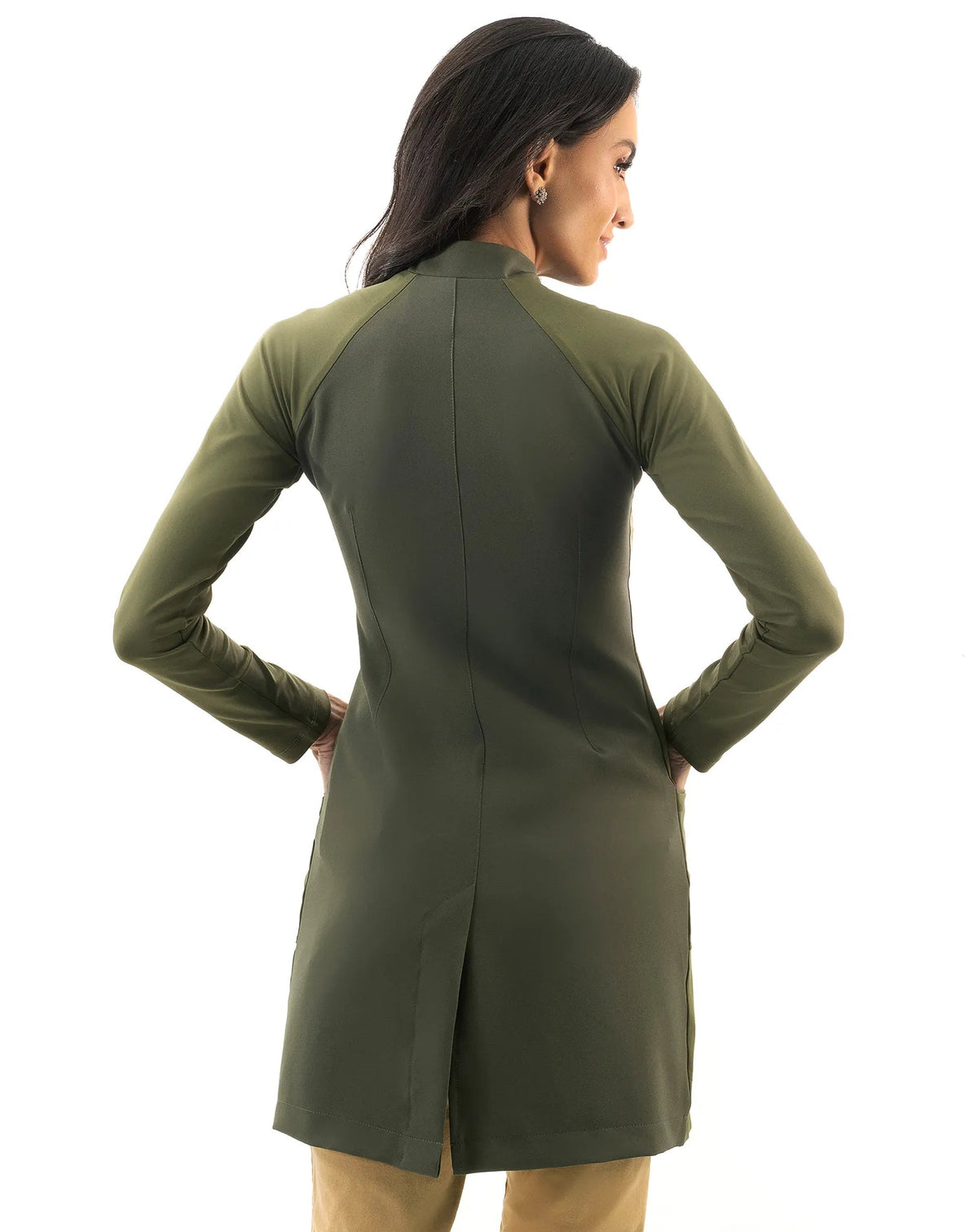 Jaleco feminino Vicky verde militar visto de costas, gola alta, recortes acinturados e fenda central na barra — foto 3