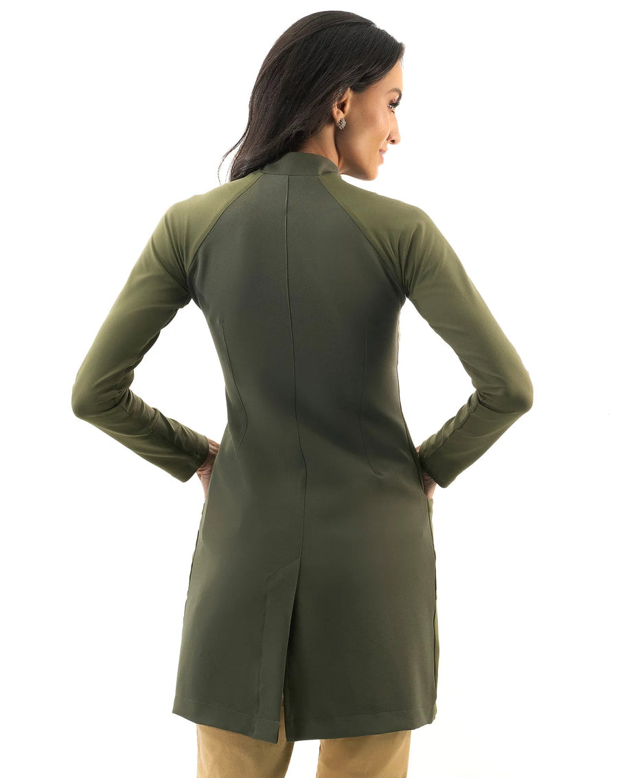 Jaleco feminino Vicky verde militar visto de costas, gola alta, recortes acinturados e fenda central na barra