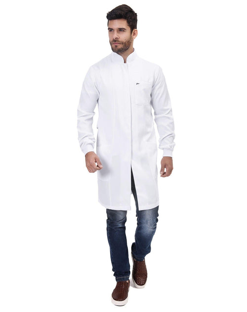 Jaleco masculino Man Básic Confort branco de corpo inteiro, modelo de frente mostrando bolso no peito e comprimento longo