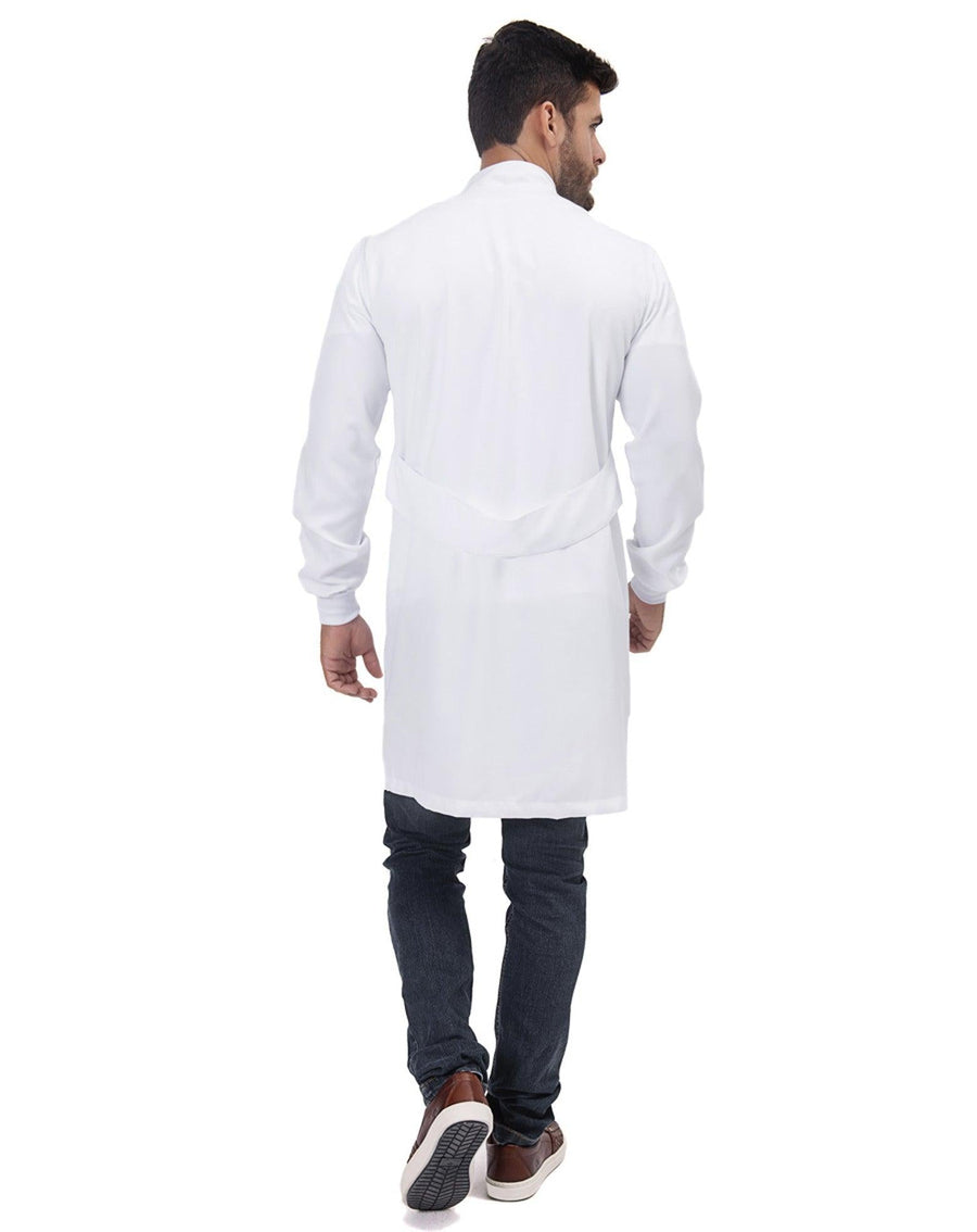 Jaleco masculino Man Básic Confort branco visto de costas, com faixa martingale na cintura e punhos com elástico