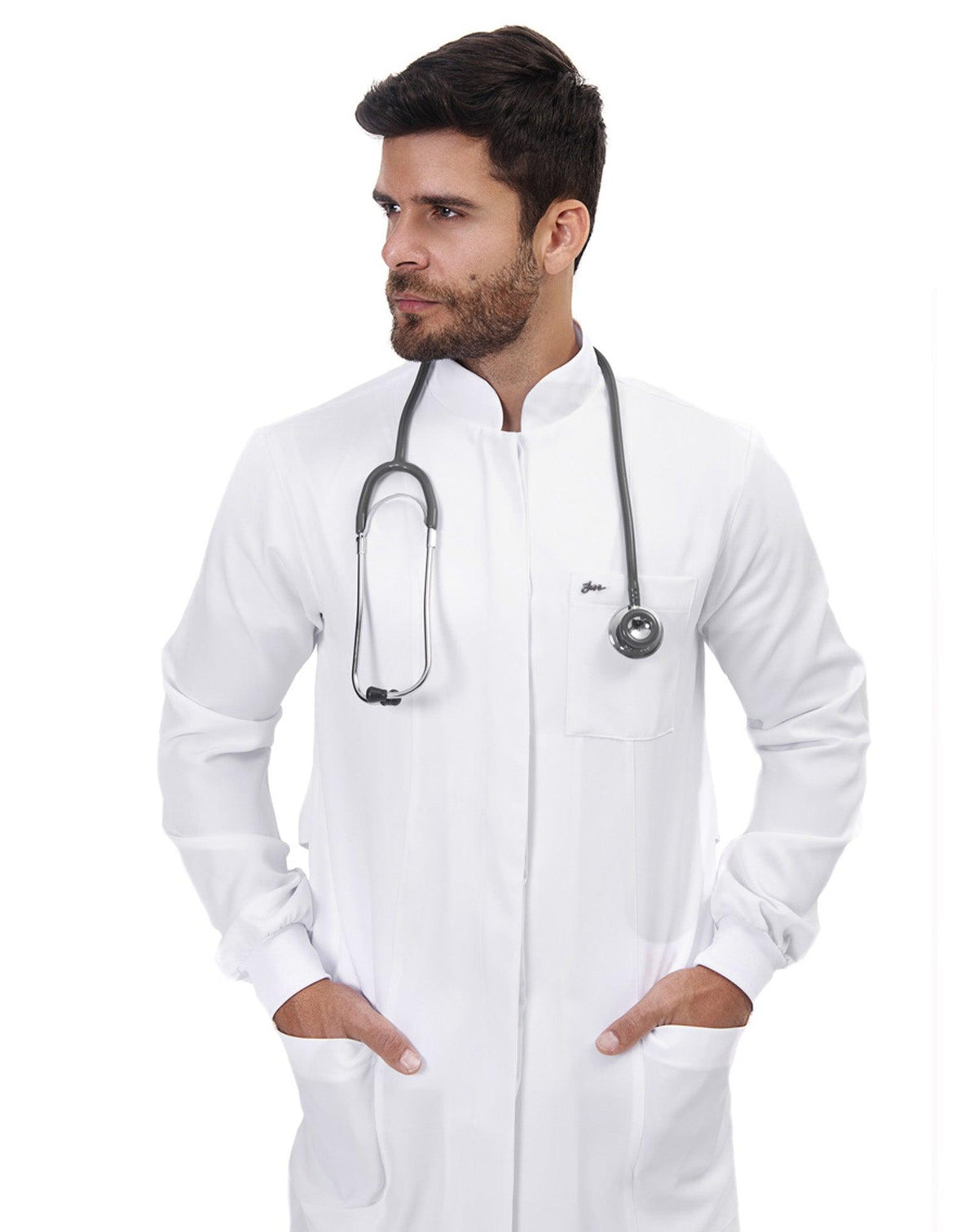 Jaleco masculino Man Básic Confort branco de frente, gola padre, bolso no peito e modelo com estetoscópio