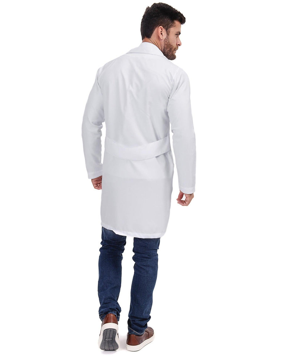 Jaleco masculino Man Básic Social branco visto de costas, com faixa martingale na cintura e comprimento longo