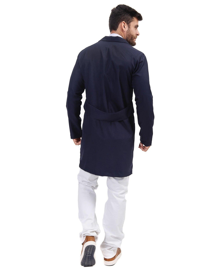 Jaleco masculino Man Elegance azul marinho visto de costas, com faixa martingale na cintura e corte longo