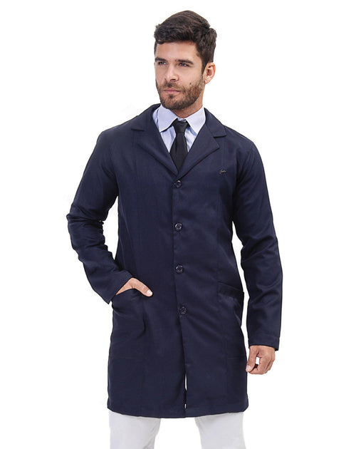 Jaleco masculino Man Elegance azul marinho de frente, gola de lapela, botões e mão do modelo no bolso frontal