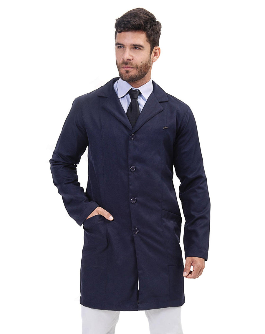 Jaleco masculino Man Elegance azul marinho de frente, gola de lapela, botões e mão do modelo no bolso frontal
