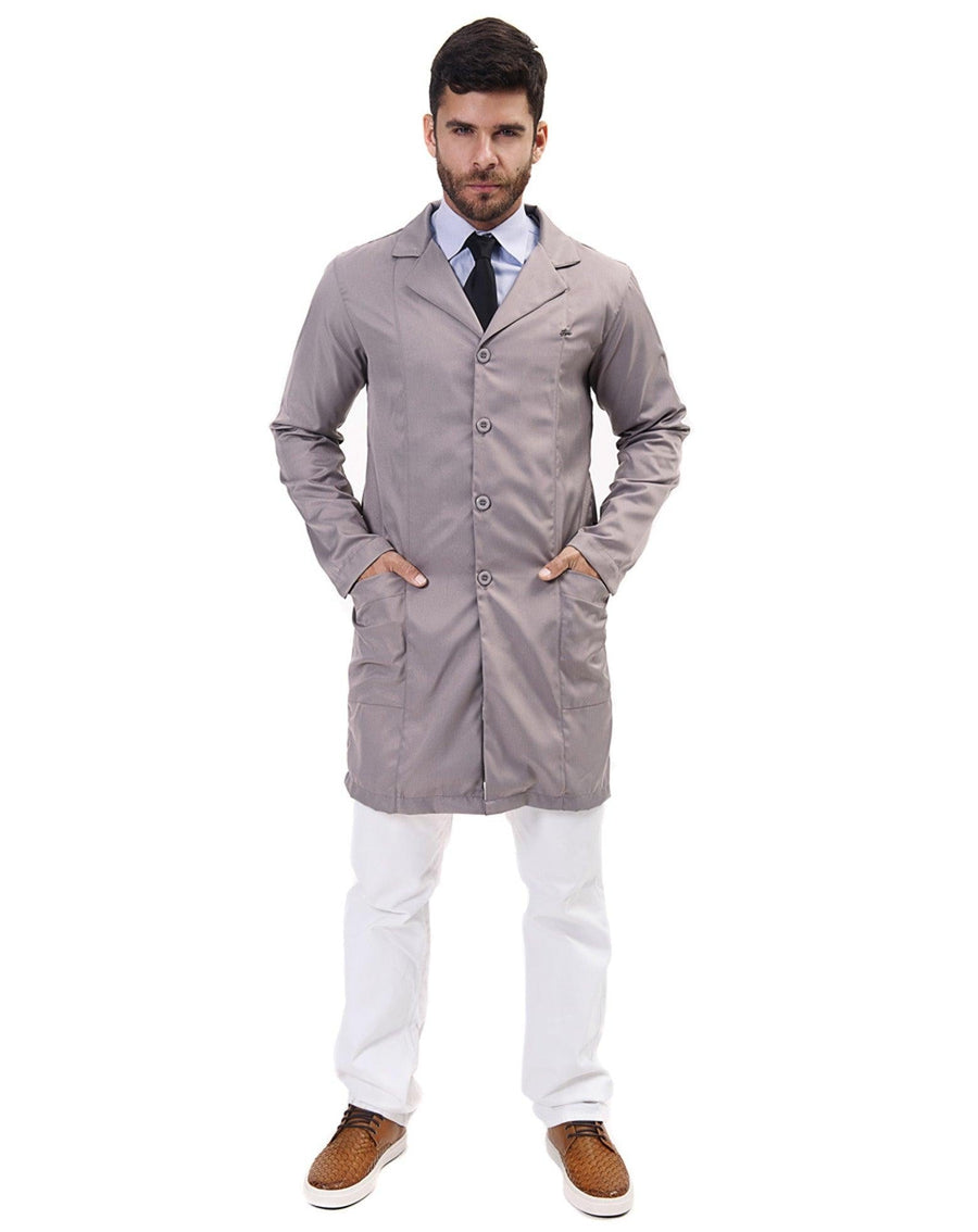 Jaleco masculino Man Elegance cinza claro de corpo inteiro, fechado com botões e mãos do modelo nos bolsos