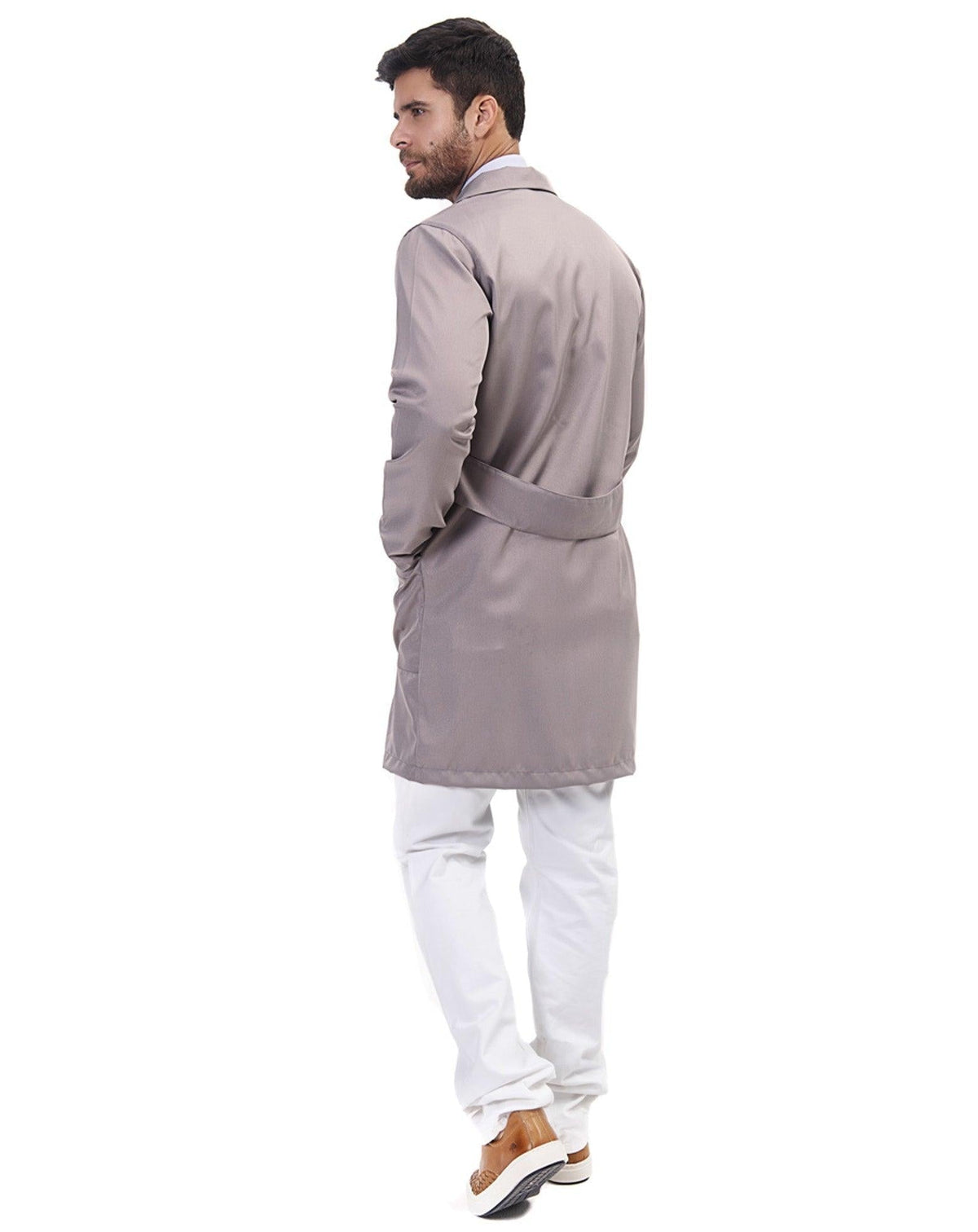 Jaleco masculino Man Elegance cinza claro visto de costas, com faixa martingale na cintura e corte longo — foto 4