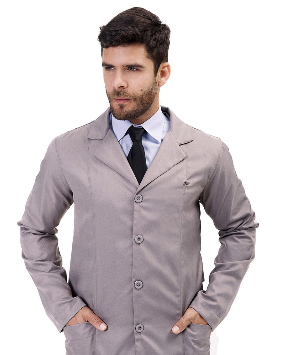 Jaleco masculino Man Elegance cinza claro de frente, gola de lapela e botões, modelo com as mãos nos bolsos
