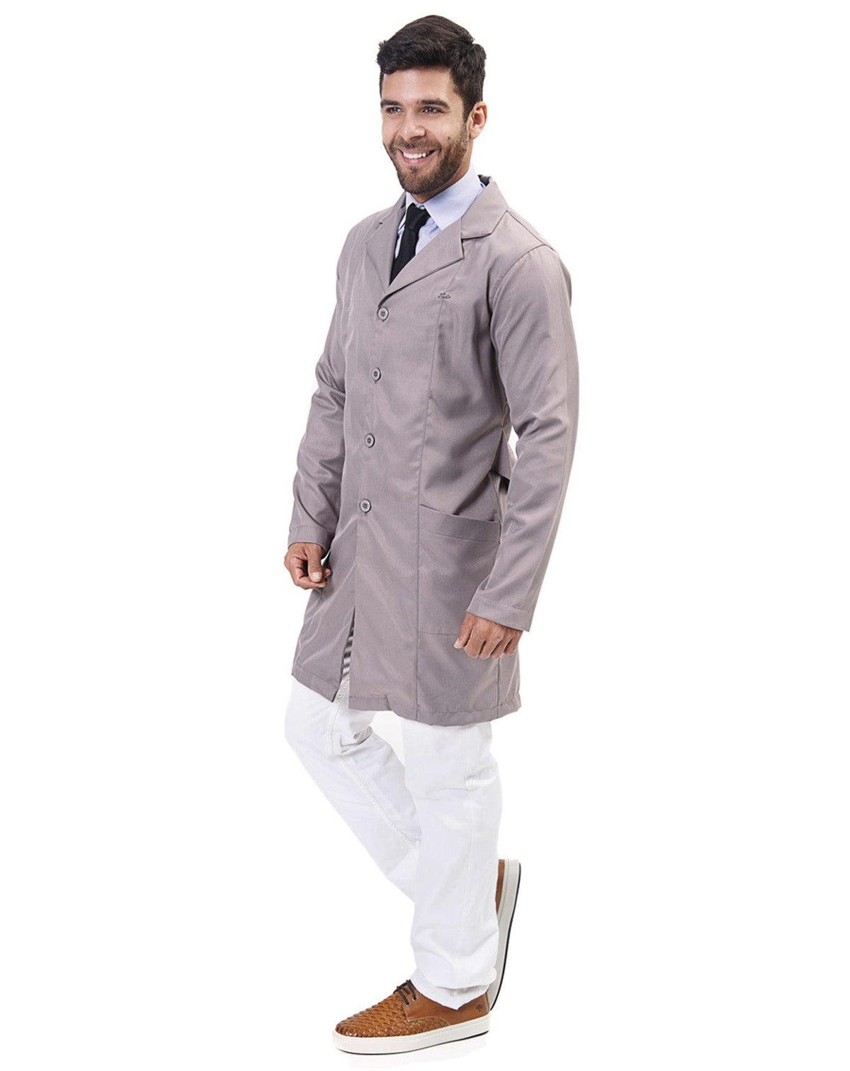 Jaleco masculino Man Elegance cinza claro de lado, mostrando bolso frontal, botões e caimento longo da peça — foto 2