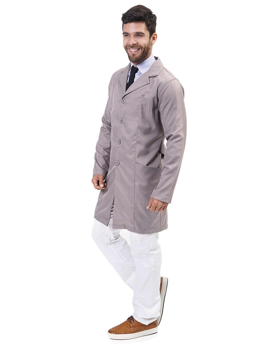 Jaleco masculino Man Elegance cinza claro de lado, mostrando bolso frontal, botões e caimento longo da peça