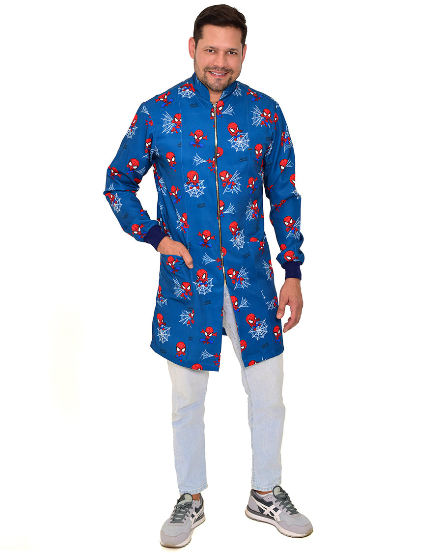 Jaleco masculino Man estampado Homem Aranha de corpo inteiro, modelo com a mão no bolso e estampa de heróis e teias