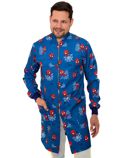 Jaleco masculino Man estampado Homem Aranha de frente, zíper dourado e mão no bolso, estampa de teias no fundo azul