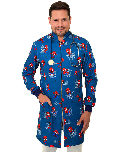 Jaleco masculino Man estampado Homem Aranha azul de frente, estampa de aranhas e teias, modelo com estetoscópio